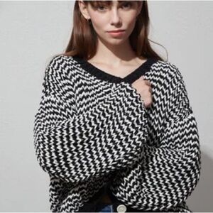 Volcom‎ Classy Time Chunky Monochrome Zigzag V-Neck Long Sleeve Sweater, Size XS